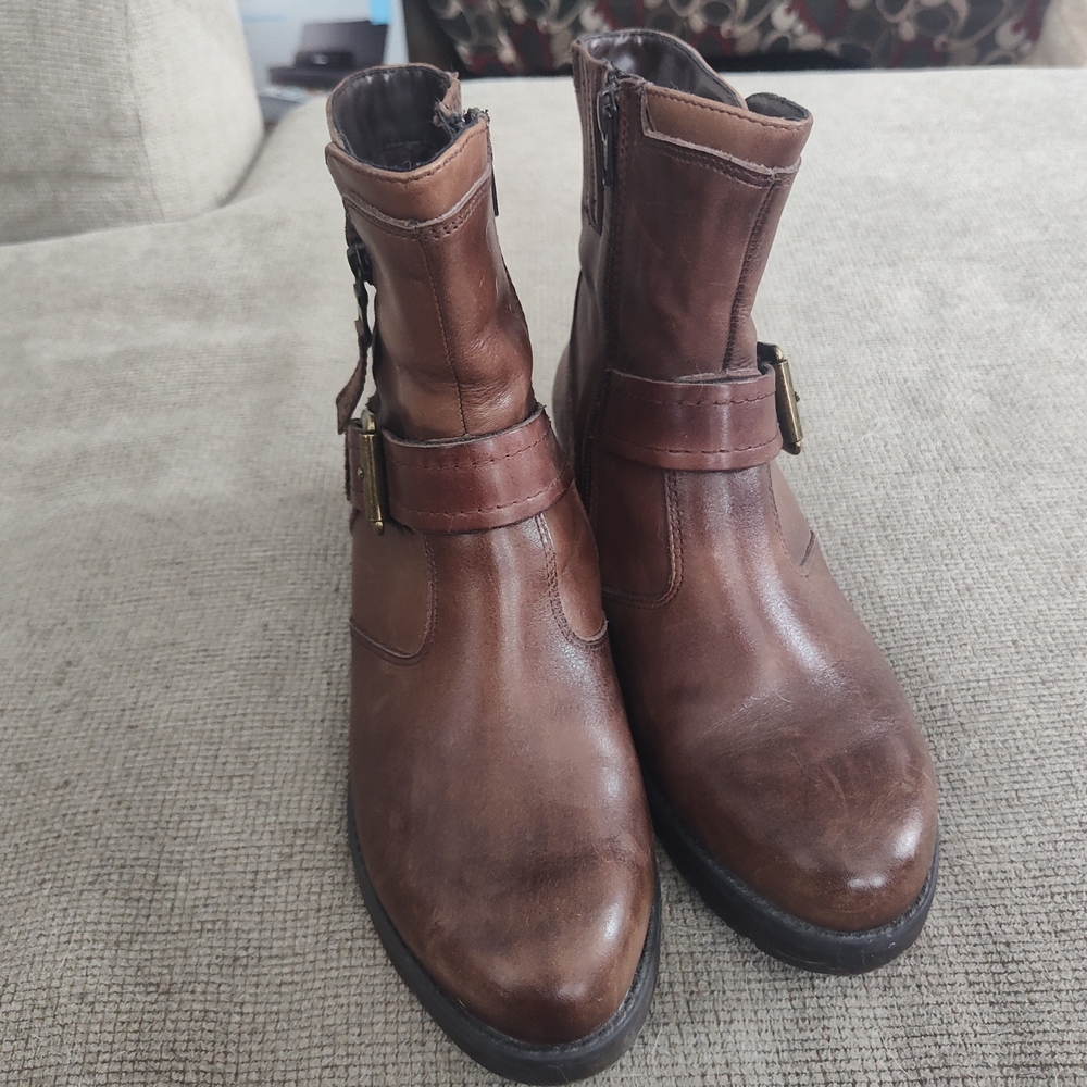 Earth Drumlin Brown Leather Ankle Boots - Picture 2 of 5